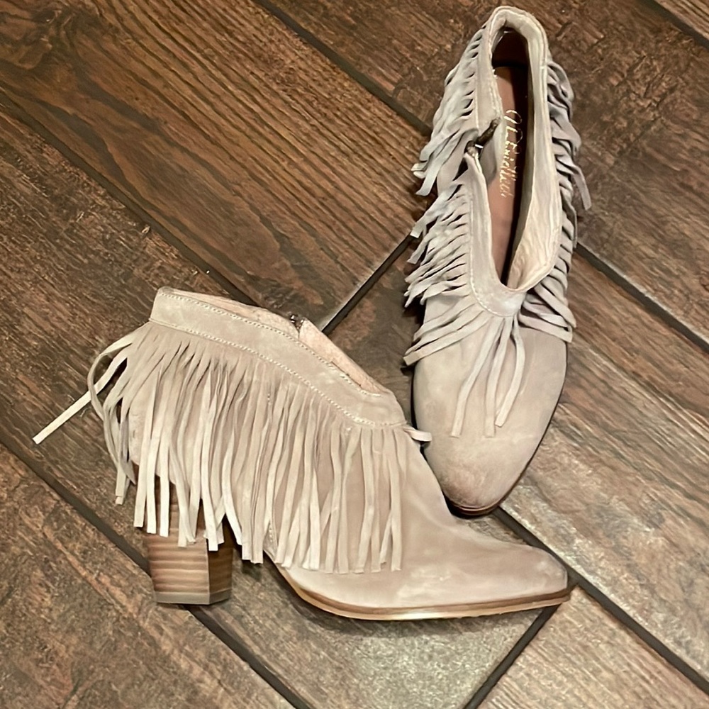 Ariat 9.5 Tan Fringed Ankle Booties